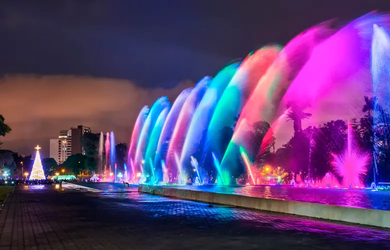 Tour al parque magico de las aguas en Lima, diversion, luces, adrenalina y fantasia.