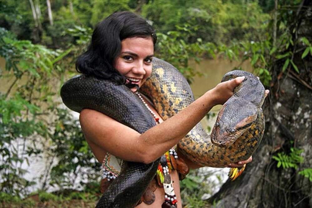 Indigena cargando una boa, tour en Iquitos