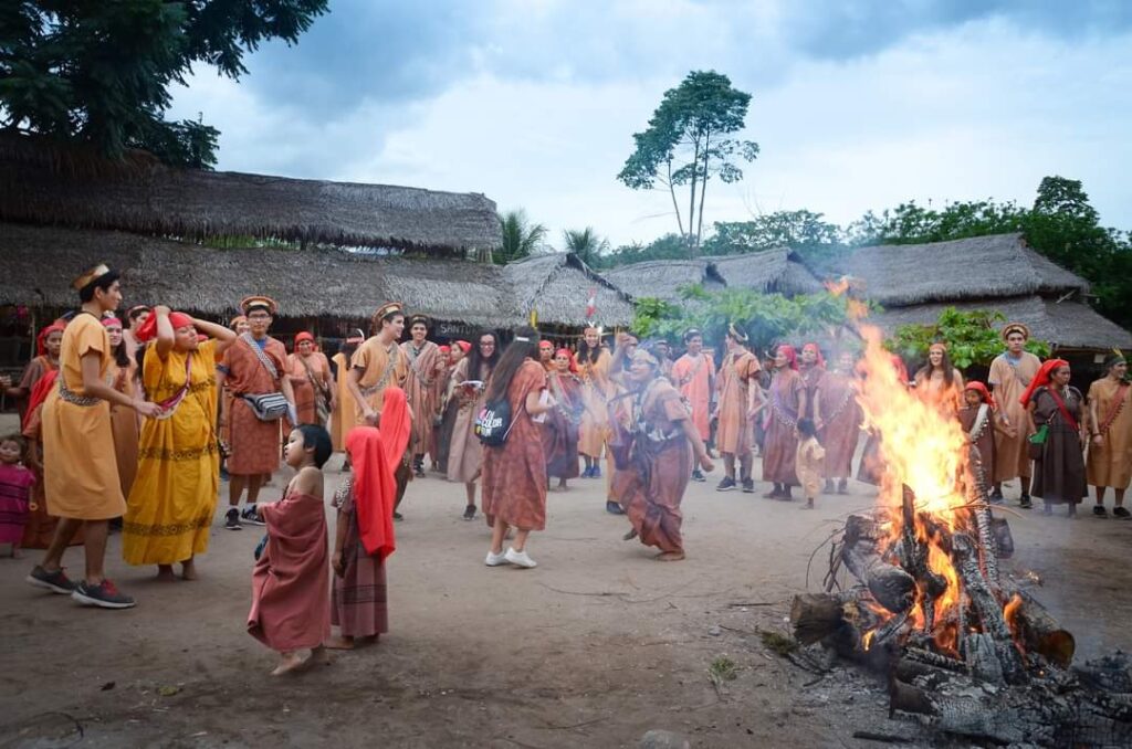 Tour Iquitos 4 días, los pueblos indígenas mostrando sus tradiciones con History adventure.