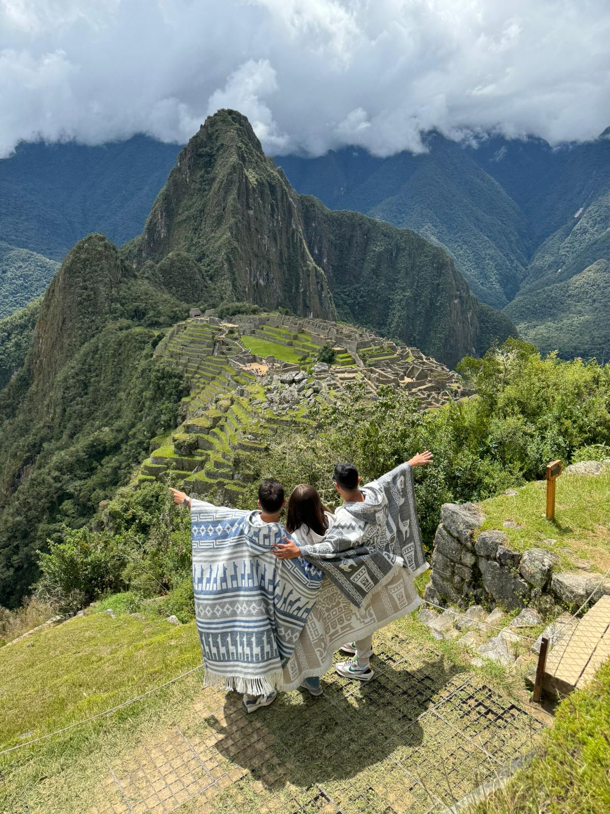 Foto clásica a Machupicchu con poncho de alpaca