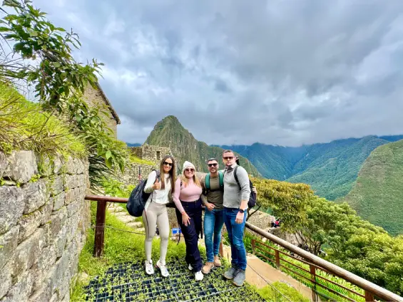 Monos jugando en un tour de aventura