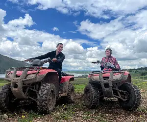 Tour cuatrimotos en Cusco con History Adventure. Pareja de enamorados en cuatrimotos.