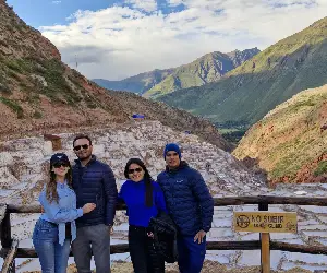 Tour a Salineras de Maras con History Adventure. 2 parejas de novios posando en las Salineras de Maras.