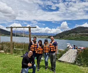 Amigos de History Adventure posando en la laguna Huaypo después del tour en Cuatrimotos.