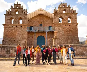 Tour en cuatrimotos Tiobamba con History Adventure. Grupo de amigos posando en la iglesia de Tiobamba.
