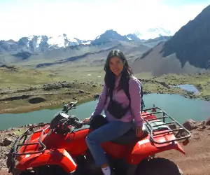 Turista posando en la ruta a la montaña de colores en Cuatrimotos.
