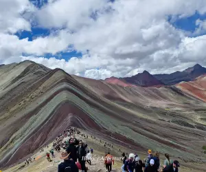 Vista completa de la montaña de Colores, con Turistas posando.