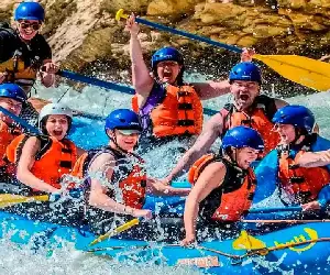 Expresión de felicidad realizando Canotaje con History Adventure.