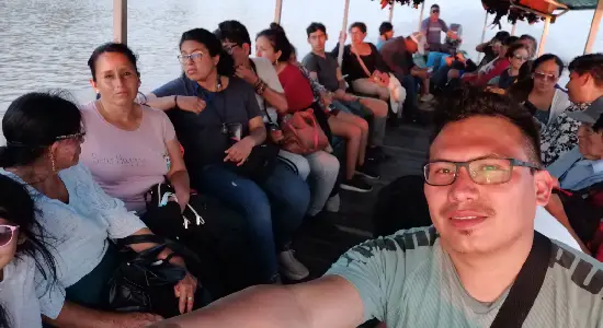 Pasajeros en tour de aventura full day por el río Tambopata en Puerto Maldonado