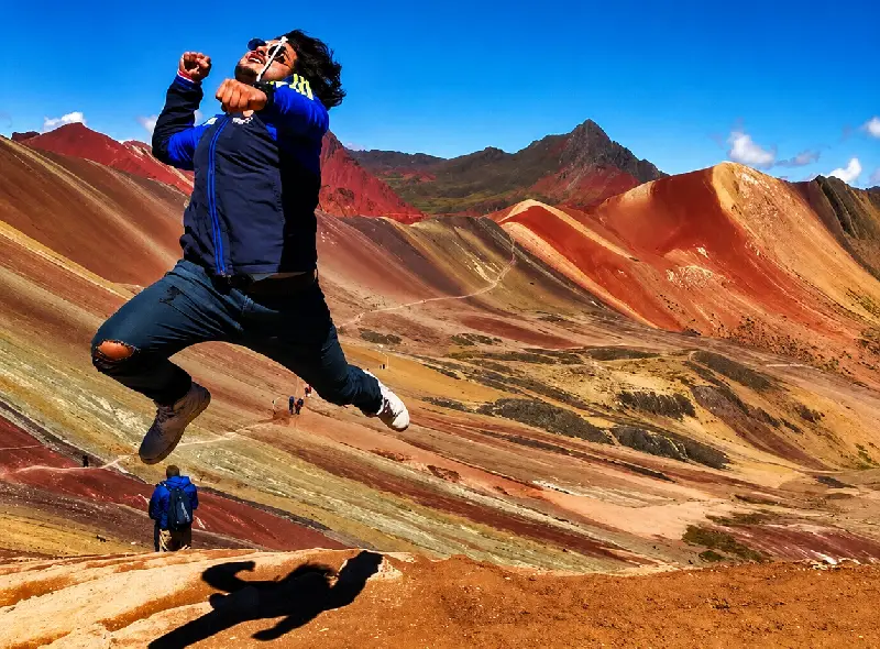 Turista disfrutando la Montaña de 7 Colores durante una excursión desde Cusco con History Adventure