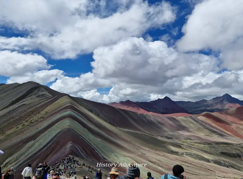 Vista panorámica de la Montaña de 7 Colores durante un tour en Cusco Perú