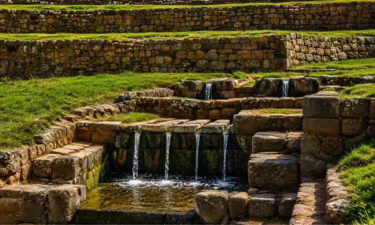Canales de agua de Tipón durante el Tour Valle Sur Cusco