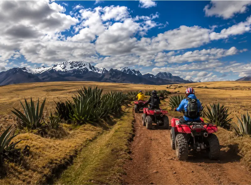Viajero en cuatrimoto rodeado de paisajes montañosos durante un tour de aventura en Arequipa