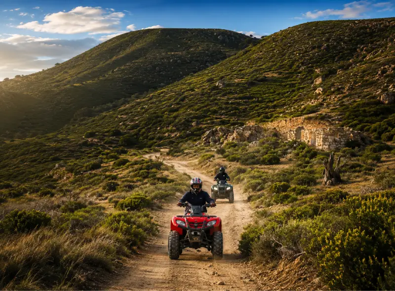 Viajero conduciendo una cuatrimoto por un sendero natural durante la Ruta de las Rocas en Arequipa