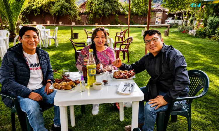 Viajeros disfrutando de una parada gastronómica durante el Valle Sur