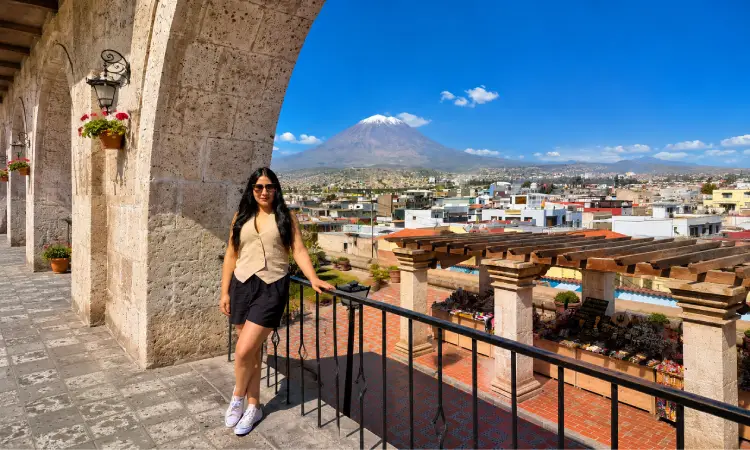 Viajera en el Mirador de Yanahuara con vista al volcán Misti durante la Ruta del Sillar en Arequipa