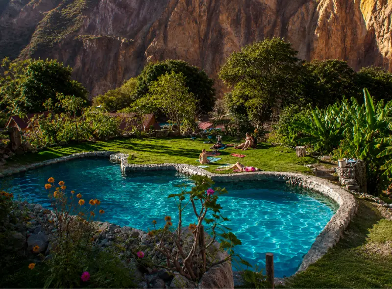 Piscina del Oasis de Sangalle rodeada por las montañas del Cañón del Colca