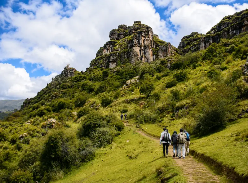 Camino de trekking hacia Waqrapukara entre montañas de Cusco