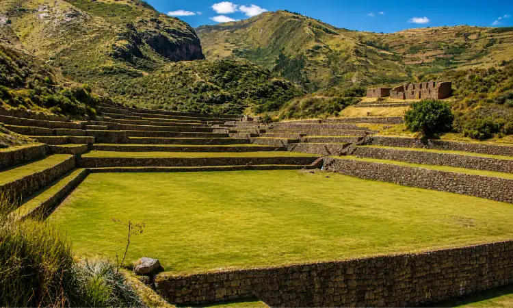 Terrazas del complejo arqueológico de Tipón en Cusco