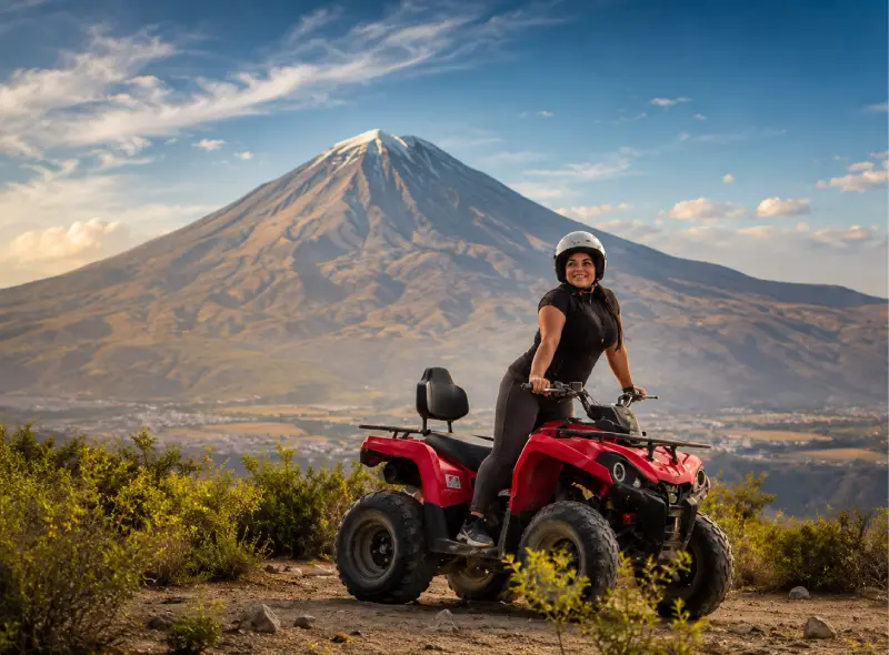 Viajera junto a una cuatrimoto con paisaje volcánico durante la Ruta de las Rocas en Arequipa