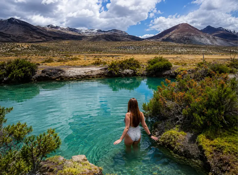 Viajera disfrutando los Baños Termales de Lojen durante el tour Salar de Salinas desde Arequipa