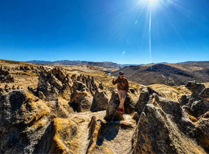 Viajero recorriendo las formaciones rocosas del Bosque de Piedras de Puruña en Arequipa