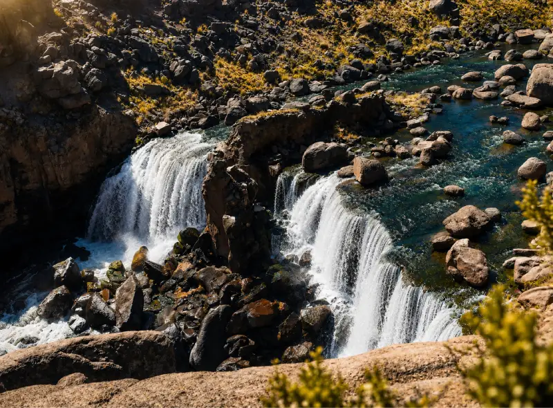 Catarata de Pillones rodeada de formaciones rocosas durante un tour desde Arequipa