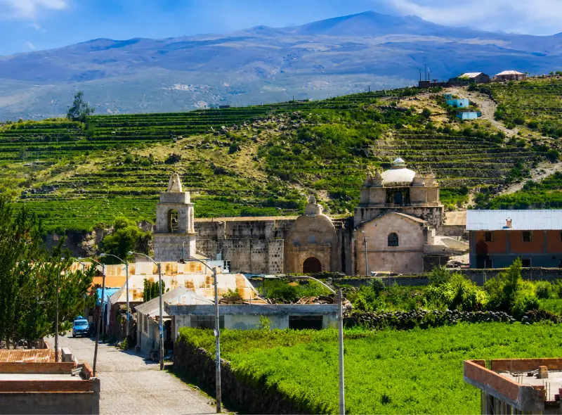 Pueblo de Chiguata rodeado de paisajes agrícolas durante el tour Salar de Salinas desde Arequipa