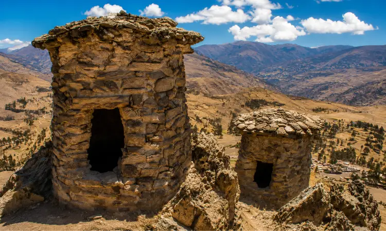 Chullpas de Ninamarca durante el Tour Manu desde Cusco