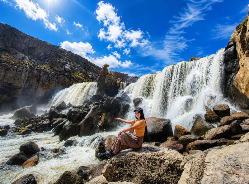 Viajera disfrutando la Catarata de Pillones durante una excursión Full Day desde Arequipa