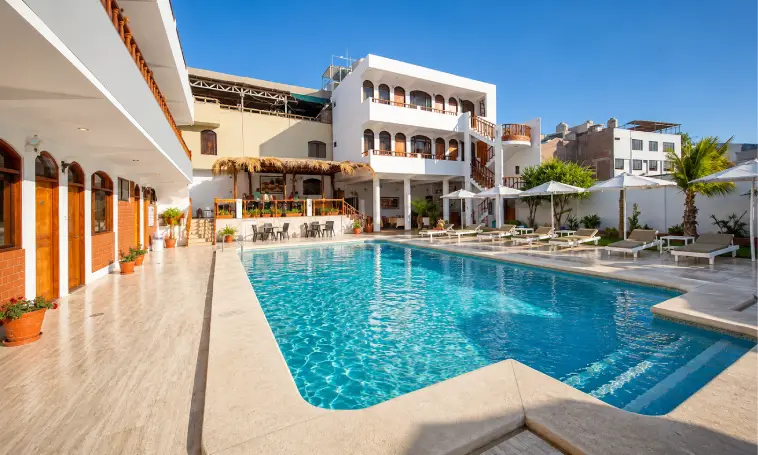 Hotel con piscina durante el tour Paracas e Ica 2 días con alojamiento en Huacachina