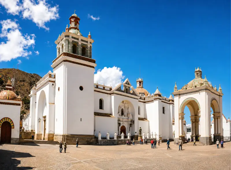 Basílica de Nuestra Señora de Copacabana durante el tour a Copacabana e Isla del Sol desde Puno