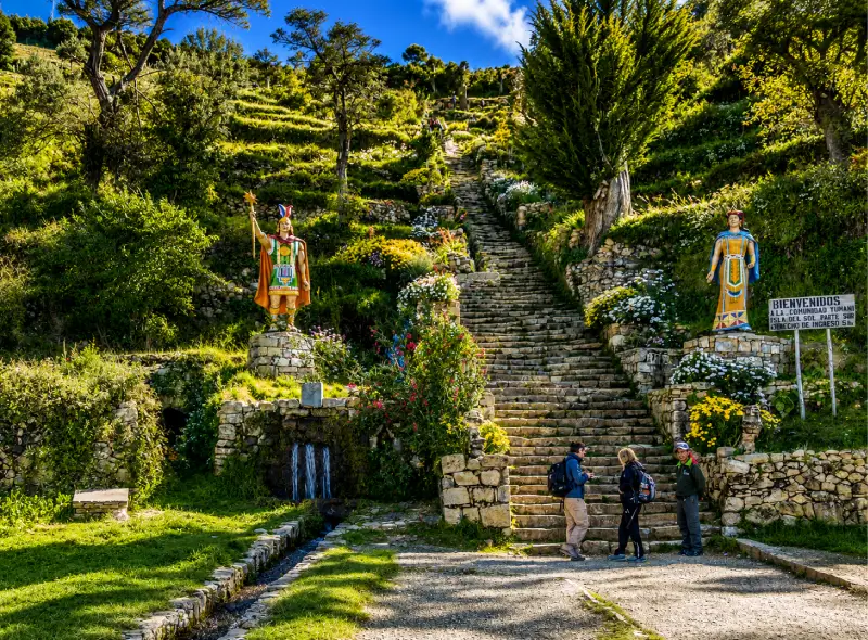 Viajeros recorriendo las Escalinatas del Inca en Yumani durante la visita a la Isla del Sol