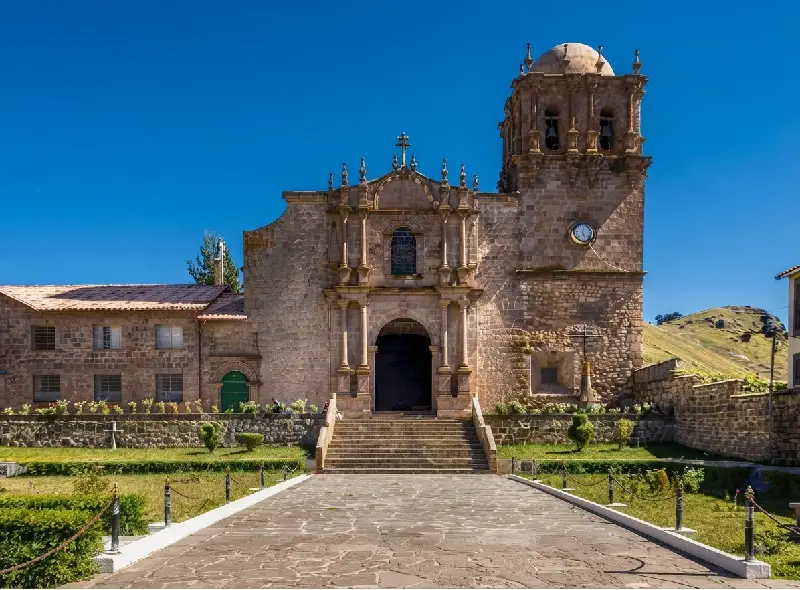 Iglesia colonial durante la visita a la ciudad histórica de Juli en la Ruta Aymara desde Puno
