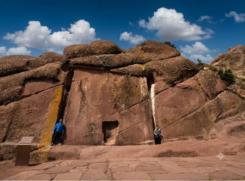 Visitantes frente al Portal de Aramu Muru durante la Ruta Aymara desde Puno