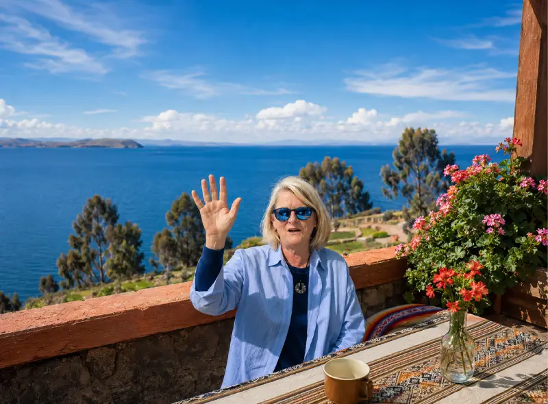 Viajera contemplando el Lago Titicaca desde una terraza durante un tour por sus islas