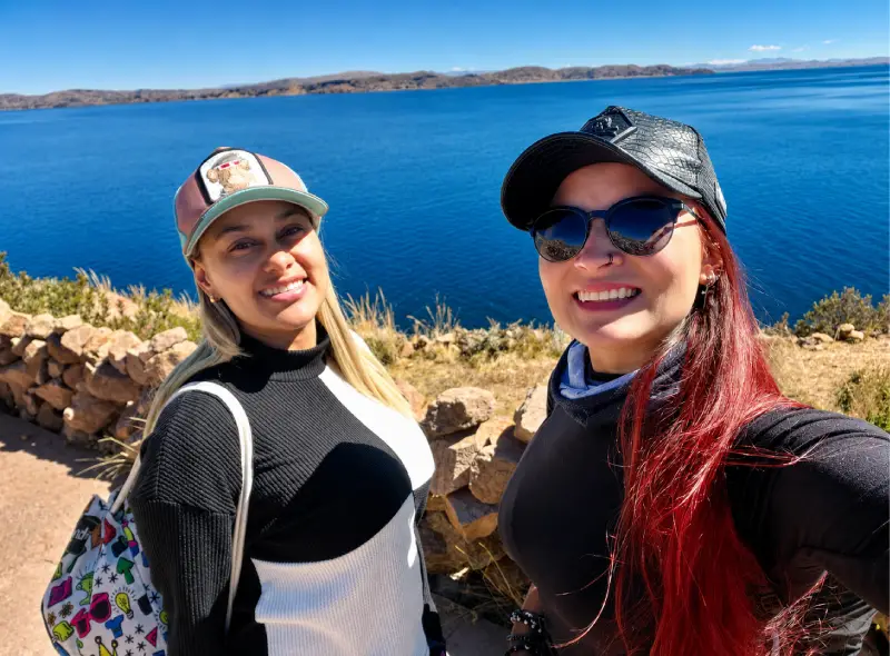 Viajeras disfrutando una vista panorámica del Lago Titicaca durante un tour de 2 días desde Puno