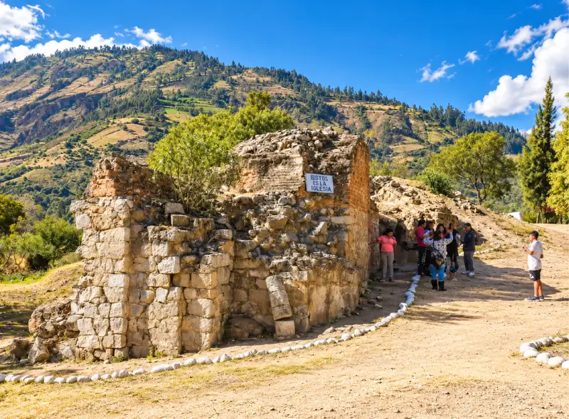 Campo Santo de Yungay con restos de la antigua ciudad en Áncash