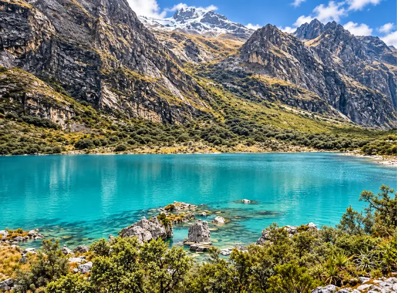 Tours en Huaraz con vista de la Laguna Llanganuco y la Cordillera Blanca
