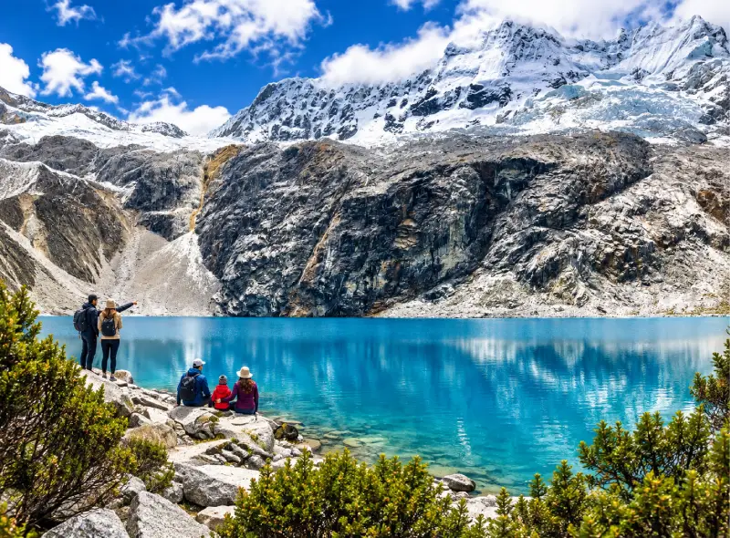 Tour Laguna 69 desde Huaraz con aguas turquesas y montañas de la Cordillera Blanca