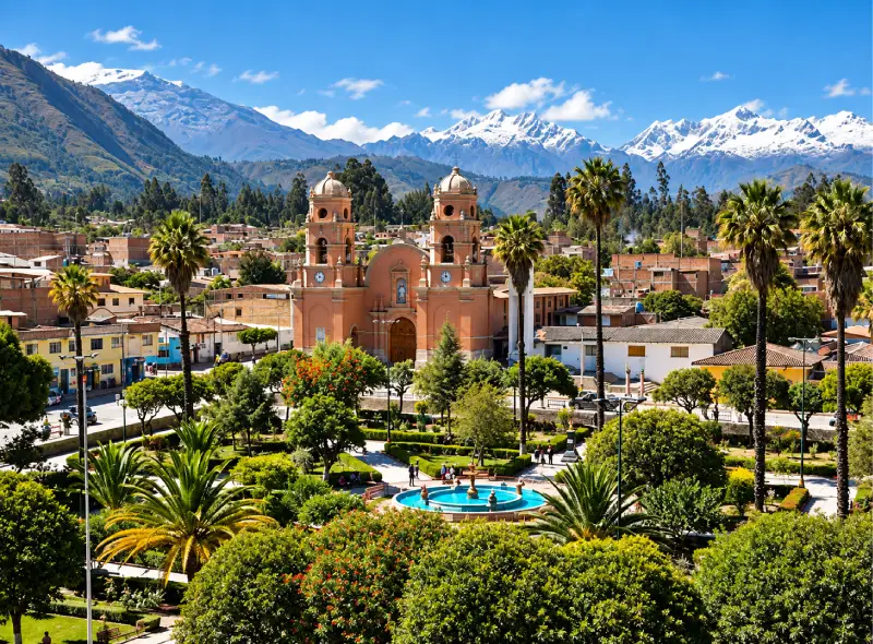 Plaza de Armas de Carhuaz con iglesia y montañas de la Cordillera Blanca