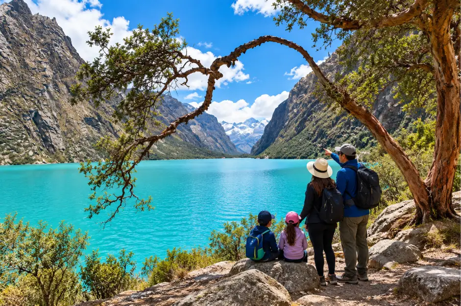 Tour Laguna Llanganuco desde Huaraz con vista de la laguna y la Cordillera Blanca